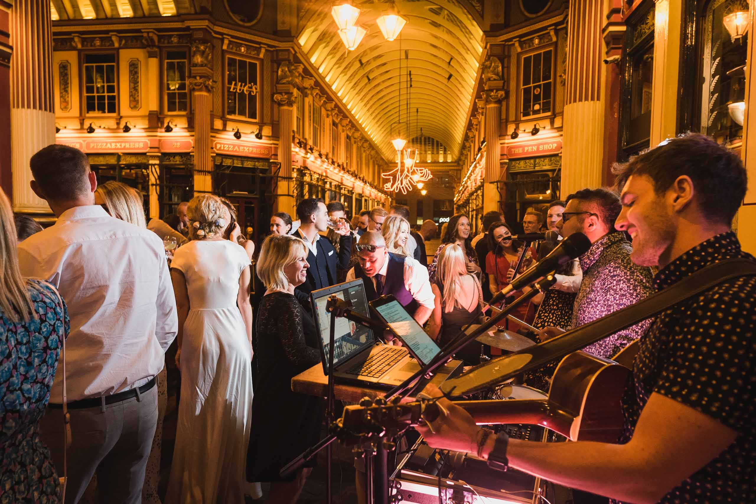 carine bea photography, pub wedding London , The Lamb Tavern Leadenhall, crazy dance